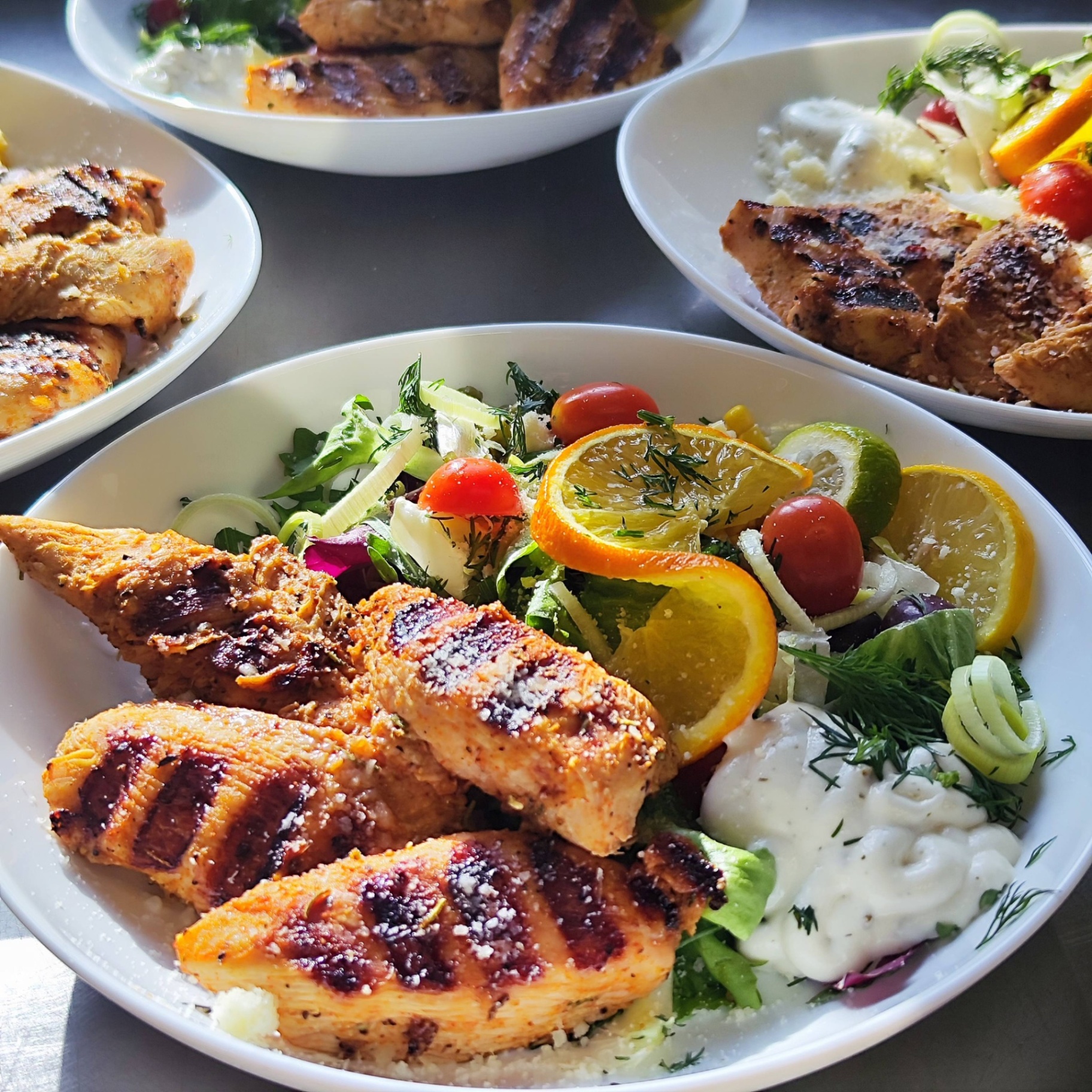 Grill-kana värske salatiga