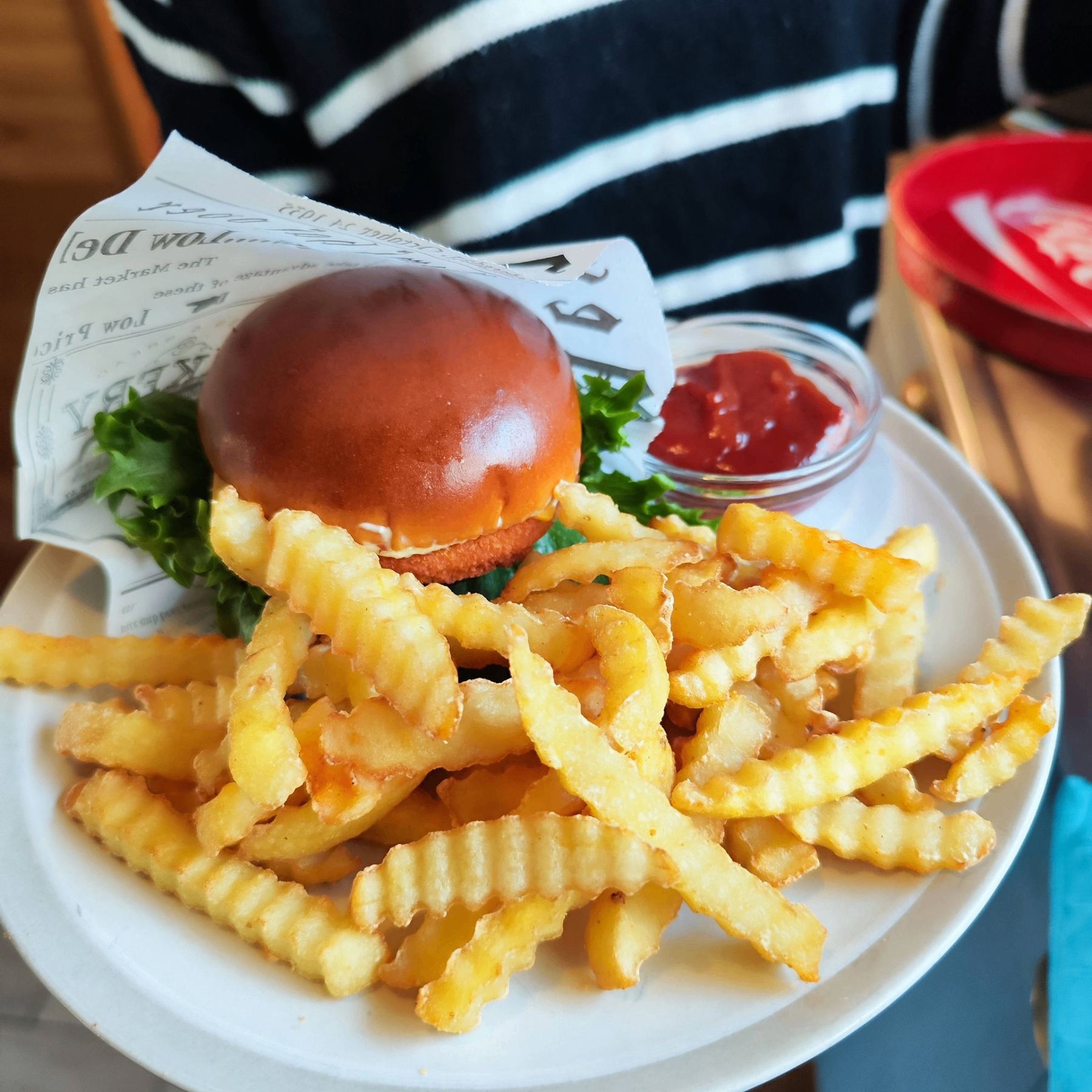 Laste burger krõbedate friikartulitega